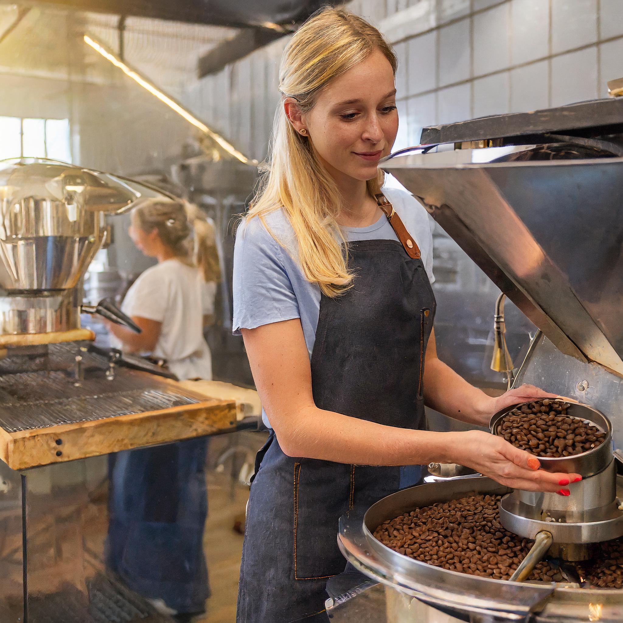 Barista bei der Zubereitung von Kaffee